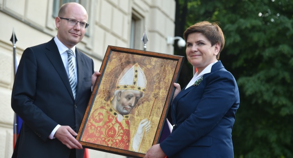 Premiér Sobotka předal polské předsedkyni vlády Szydlové předsednictví Visegrádské skupiny, 8. června 2016. 