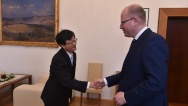 Předseda vlády Bohuslav Sobotka přijal mimořádného a zplnomocněného velvyslance Japonska Tetsua Yamakawu, 2. března 2017.
