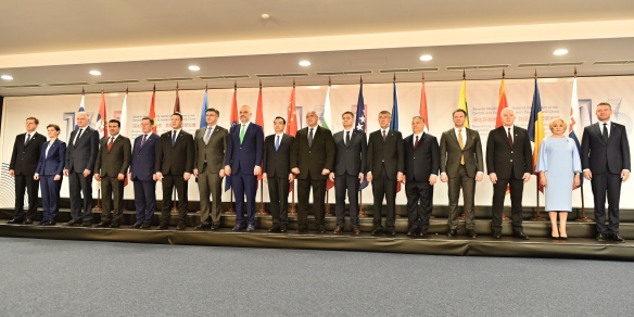 Společné foto předsedů vlád na summitu zemí střední, východní a jihovýchodní Evropy a Číny v Sofii 7. července 2018.