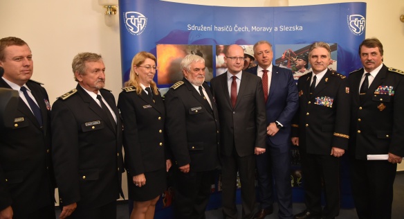 Premiér Sobotka spolu s ministrem vnitra Chovancem navštívil sídlo Sdružení hasičů Čech, Moravy a Slezska, 14. června 2016.
