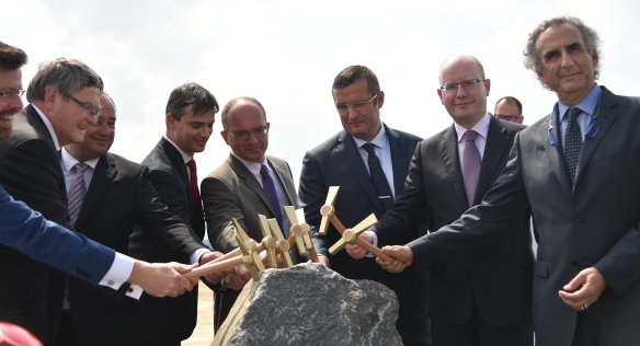 Premiér Bohuslav Sobotka se zúčastnil položení základního kamene společnosti Cooper Standard Automotive, 26. července 2016.