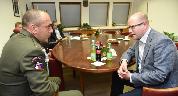 Do USA odletěl s delegací předsedy vlády Bohuslava Sobotky také zraněný český voják Josef Brychta, 28. září 2015.
