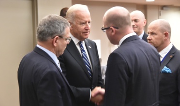 Premiér Sobotka a ministr zahraničních věcí Zaorálek se setkali s americkým viceprezidentem Bidenem, 29. září 2015.
