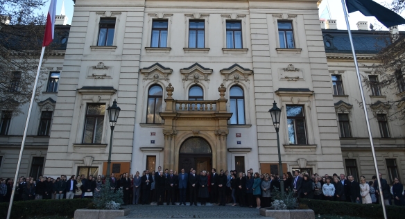 Premiér Sobotka uctil společně se zaměstnanci ÚV ČR minutou ticha památku obětí teroristických útoků ve Francii, 16. listopadu 2015. 
