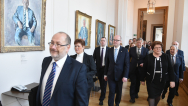 Premiér Bohuslav Sobotka ocenil v Mnichově paní Olgu Sipplovou, 11. března 2016.