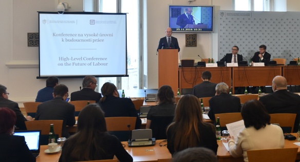 Předseda vlády Bohuslav Sobotka zahájil konferenci Budoucnost práce, 25. listopadu 2016.