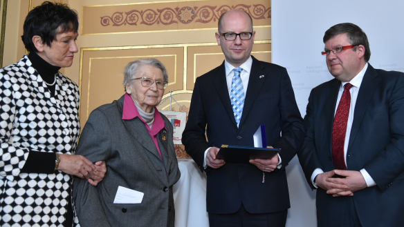 Premier Bohuslav Sobotka conferred the Karel Kramář Medal on Olga Sipplová in Munich, 11 March 2016.