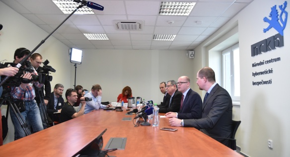 Předseda vlády Bohuslav Sobotka navštívil v pondělí 14. března 2016 Národní centrum kybernetické bezpečnosti v Brně.
