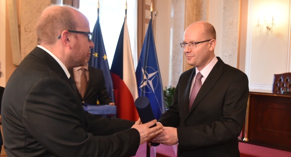 Předseda vlády Bohuslav Sobotka předal cenu Jaroslava Jandy v oblasti bezpečnostní politiky, 20. dubna 2016.