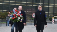 Premiér Bohuslav Sobotka a ministr Jiří Dienstbier uctili památku Jana Palacha, 16. ledna 2016.