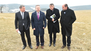 Ministři, hejtman a premiér na místě, kde se plánuje stavba vodního díla Vlachovice.
