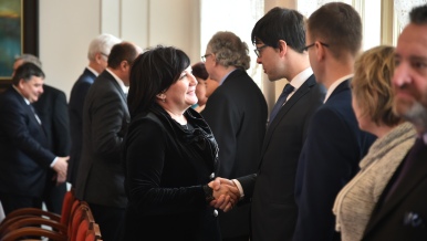 Ministryně financí Alena Schillerová se přivítala se starosty a starostkami.