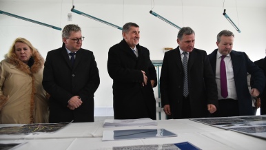 Ministři a premiér si prohlédli návrh rekonstrukce nádraží ve Vsetíně.