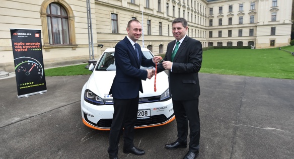 Vedoucí Úřadu vlády Pavel Dvořák převzal ve středu 26. října 2016 první elektromobil pro Úřad vlády ČR. 
