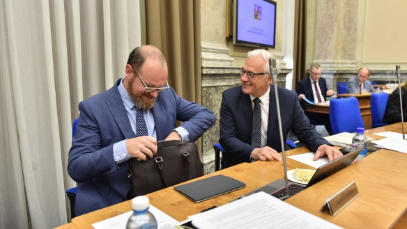 Ministr školství, mládeže a tělovýchovy Robert Plaga s ministrem kultury Iljou Šmídem před jednáním vlády 6. června 2018.