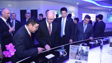 Premiér Bohuslav Sobotka navštívil výzkumné centrum Huawei Technologies, 23. listopadu 2015.