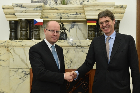Premiér Bohuslav Sobotka poděkoval německému velvyslanci Freytagovi von Loringhovenovi za jeho činnost v ČR, Kramářova vila 29. listopadu 2016.