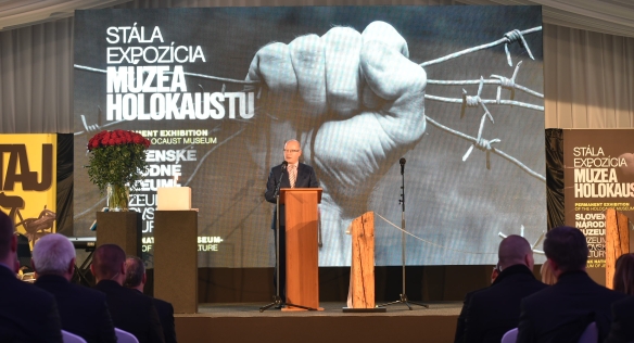 Předseda vlády Bohuslav Sobotka se v úterý 26. ledna 2016 zúčastnil otevření stálé expozice Muzea holokaustu v Seredi.