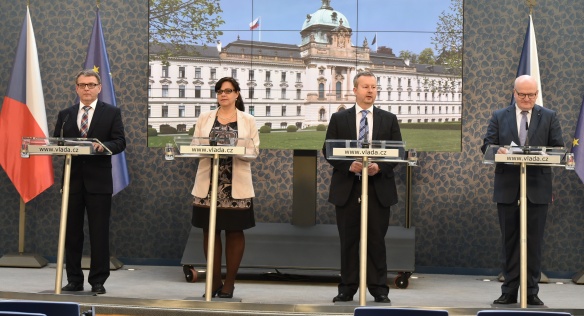 Tisková konference po jednání vlády 2. května 2016.