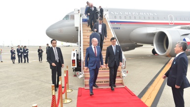 Zvláštní letadlo předsedy vlády Bohuslava Sobotky přistálo v Tokiu, 27. června 2017.