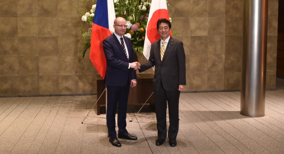 Předseda vlády Bohuslav Sobotka se setkal s předsedou vlády Japonska Šinzó Abem, 27. června 2017.
