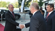 Před jednáním vlády na brněnském výstavišti v rámci Mezinárodního strojírenského veletrhu, 14. září 2015.