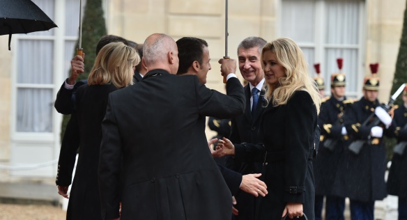 Emmanuel Macron vítá Andreje Babiše s manželkou Monikou v Elysejském paláci, 11. listopadu 2018.