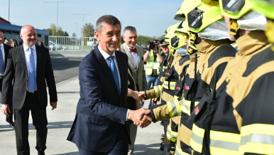 Předseda vlády Andrej Babiš se vítá na Letišti Leoše Janáčka v Ostravě se záchrannými složkami.