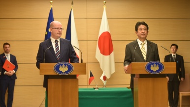 Tisková konference předsedů vlád České republiky a Japonska, 27. června 2017.