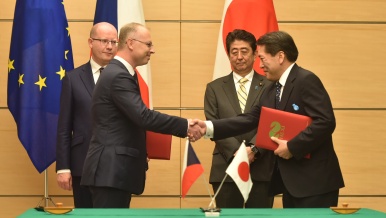 Předání dohody mezi společností EGAP a jejím japonským partnerem NEXI, 27. června 2017.