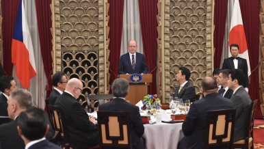 Slavnostní večeře podávaná předsedou vlády Japonska, 27. června 2017.