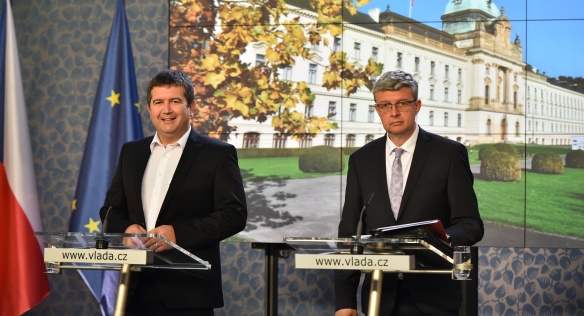 Vicepremiéři Jan Hamáček a Karel Havlíček komentují na tiskové konferenci výsledky jednání vlády, 14. října 2019.