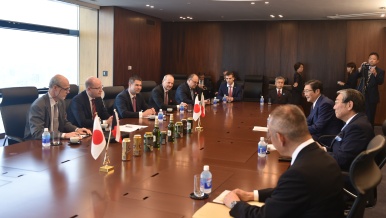 Předseda vlády Bohuslav Sobotka se setkal s vedením firmy Asahi Breweries, 28. června 2017.