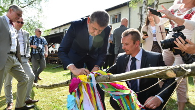 Předseda vlády Andrej Babiš při stavění májky v Petřvaldu.