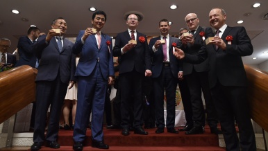 Předseda vlády Bohuslav Sobotka se zúčastnil recepce na Velvyslanectví ČR v Japonsku, 28. června 2017.