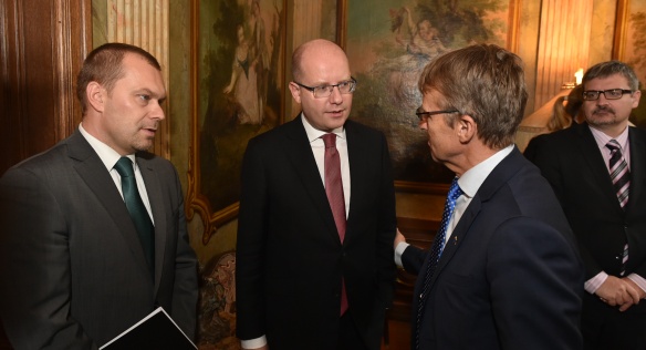 Premiér Bohuslav Sobotka jednal se státním tajemníkem ministerstva obrany Švédska Janem Salestrandem., 4. listopadu 2016.