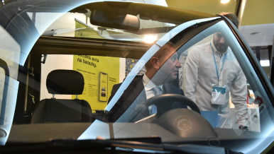 Předseda vlády Andrej Babiš si prohlédl sdílené auto na konferenci Internet ve státní správě a samosprávě.