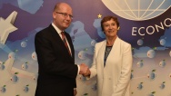 Předseda vlády Bohuslav Sobotka se setkal s viceprezidentkou Google pro vztahy s veřejnou správou Caroline Atkinsonovou, 6. září 2016.