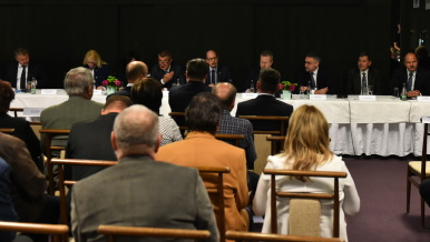 Členové vlády při diskusi se starosty měst a obcí v kraji.