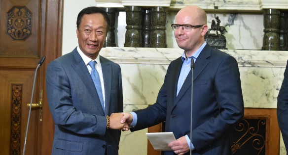 Premiér Bohuslav Sobotka jednal s generálním ředitelem a zakladatelem společnosti Foxconn Technology Group Terrym Gou, 21. července 2015.