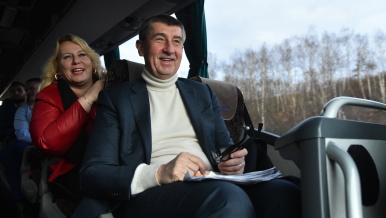 Premiér a ministryně pro místní rozvoj v autobuse při cestě do Libereckého kraje.