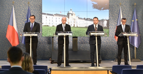 Ministr Mládek, premiér Sobotka, 1. místopředseda vlády Babiš a ministr Jurečka na tiskové konferenci po jednání vlády 2. prosince 2015.