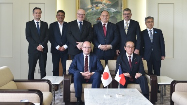 Předseda vlády a jeho delegace se sešla se starostou Hirošimy Matsuim, 30. června 2017.
