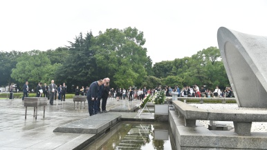 Předseda vlády Bohuslav Sobotka položil věnec k památníku míru v Hirošimě, 30. června 2017.