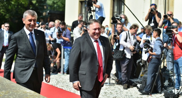 Premiér Andrej Babiš přivítal amerického ministra zahraničních věcí Mikea Pompea před Kramářovou vilou, 12. srpna 2020.