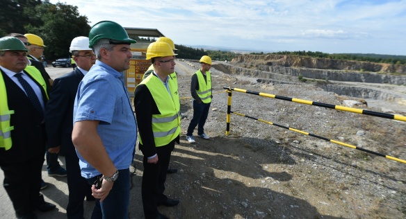 Předseda vlády navštívil Cementárnu Mokrá, 28. července 2015.