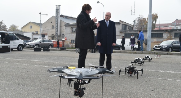 V úterý 3. listopadu 2015 premiér navštívil také DEPO 2015, kde si prohlédl práci s drony.
