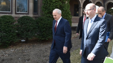 Premiér Bohuslav Sobotka jednal s guvernérem státu Minnesota Markem Daytonem, 2. dubna 2016.
