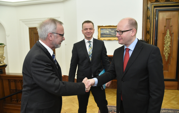 Premiér Sobotka se setkal v Kramářově vile s prezidentem EIB Hoyerem, 22. února 2016.