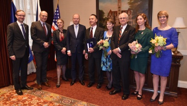 Předseda vlády Bohuslav Sobotka se setkal s rodinou Charlese Prosheka, 2. dubna 2016.